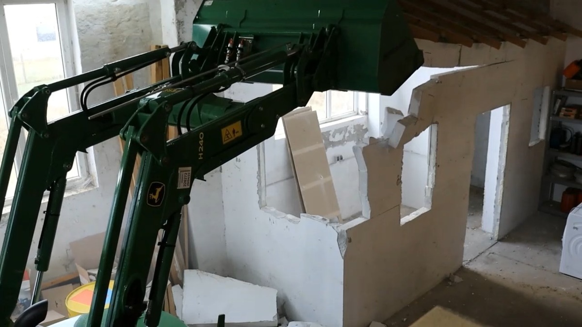 Demolishing an unpractical office space in our&nbsp;barn